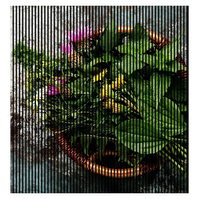 Profiles and more Akustikpaneel Blumen - 2.400 x 2.253 x 19 mm - Korb mit gesammelten Wildblumen und grünen Blättern, mit vertikalen schwarzen Balken überlagert. Natürliche Schönheit in reduzierter Form.