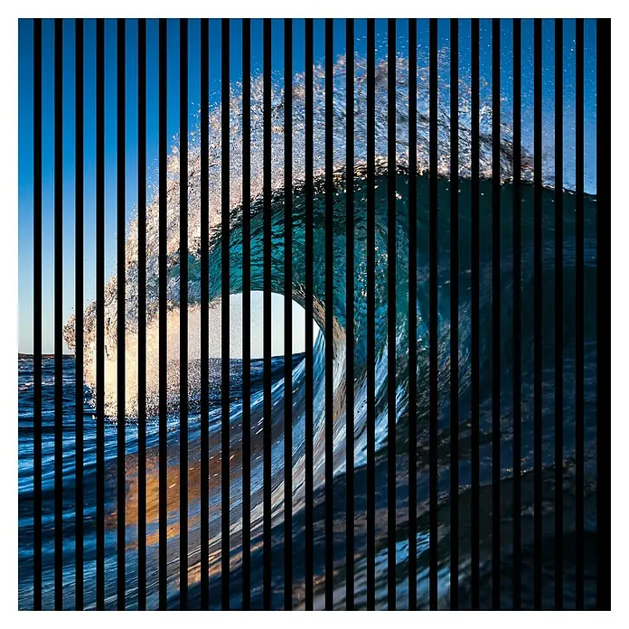 Profiles and more Akustikpaneel Welle - 1.195 x 1.133 x 19 mm - Vertikale Streifen unterbrechen eine kraftvolle Welle, die sich unter einem blauen Himmel bricht, und erzeugen ein faszinierendes optisches Spiel.