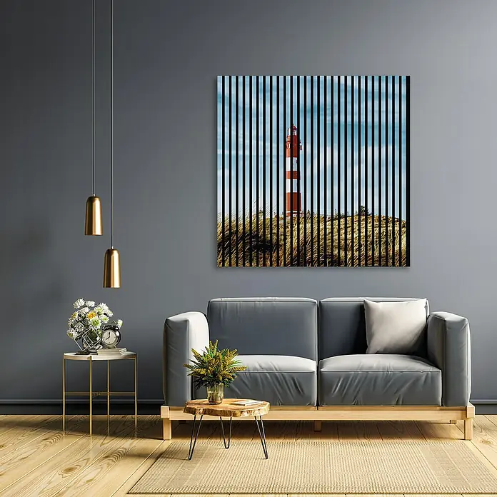 Profiles and more Akustikpaneel Leuchtturm - 1.195 x 1.133 x 19 mm - Das Bild zeigt ein Wohnzimmer mit einem grauen Sofa und einem Kunstwerk mit einem rot-weißen Leuchtturm, das eine stilvolle Atmosphäre schafft.
