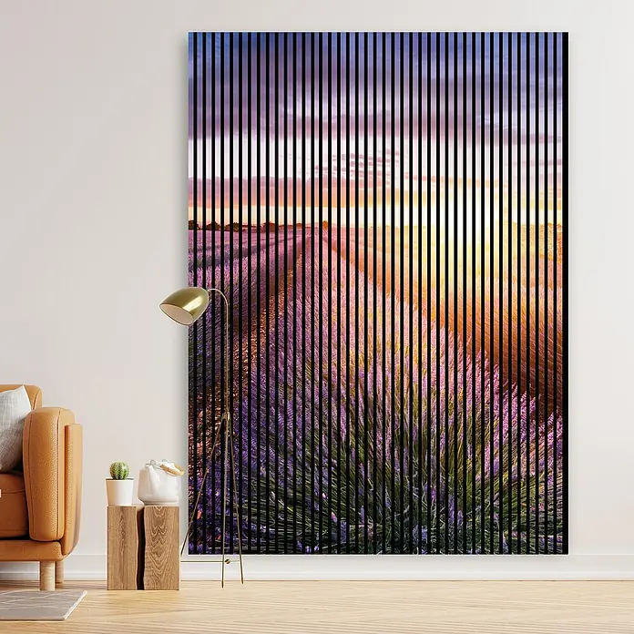 Profiles and more Akustikpaneel Lavendel - 2.400 x 1.693 x 19 mm - Ein stilvolles, abstraktes Wandbild mit Lavendelmotiv und vertikalen Streifen, das jedem Raum eine moderne Note verleiht.