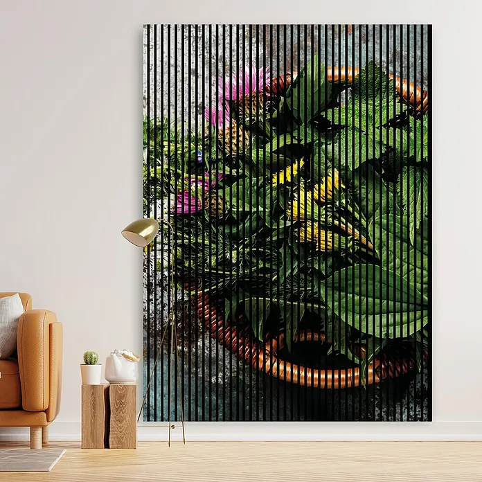 Profiles and more Akustikpaneel Blumen - 2.400 x 1.693 x 19 mm - Abstraktes vertikales Linienbild mit einem üppigen Blumengebinde im Zentrum, das durch die Streifen hindurch sichtbar ist.