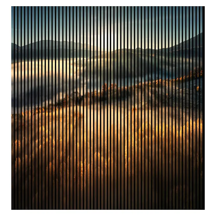 Profiles and more Akustikpaneel Sunrise - 2.400 x 2.253 x 19 mm - Verschleierter Blick auf eine malerische Landschaft mit Bergen, Bäumen und Nebel, kunstvoll durch schwarze Streifen verfremdet.