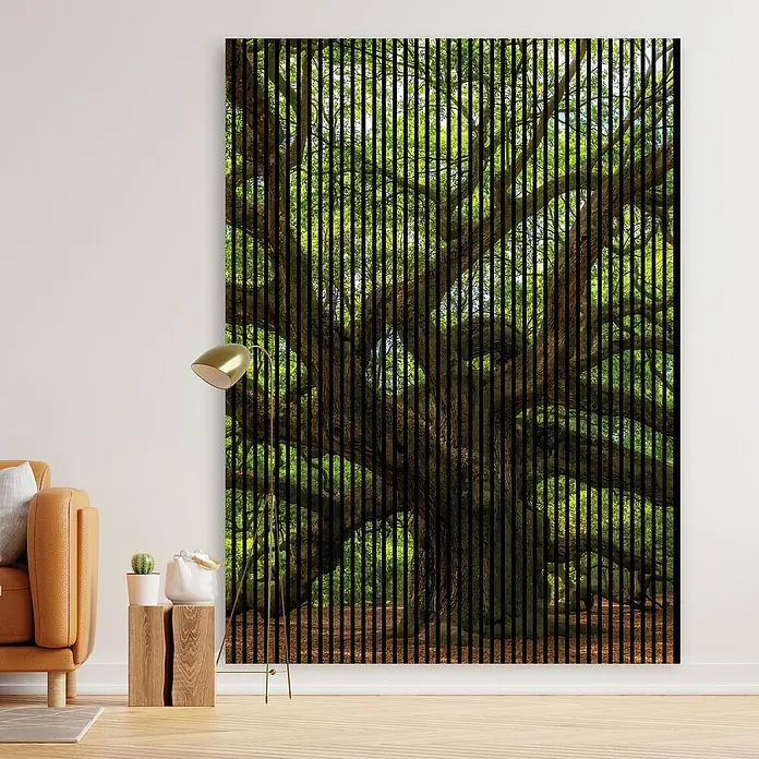 Profiles and more Akustikpaneel Baum - 2.400 x 1.693 x 19 mm - Baum-Wandbild mit vertikalen Streifen im Wohnzimmer. Das Kunstwerk verleiht dem Raum eine natürliche und moderne Note.
