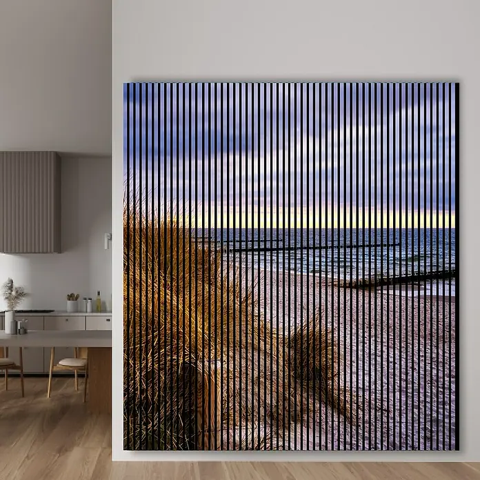 Profiles and more Akustikpaneel Ostsee - 2.400 x 2.253 x 19 mm - Wandbild mit Strandmotiv und vertikalen Streifen, das eine moderne und künstlerische Note in den Raum bringt.