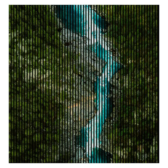 Profiles and more Akustikpaneel Canyon - 2.400 x 2.253 x 19 mm - Luftaufnahme eines Flusses, der sich durch dichten Wald schlängelt, überlagert mit vertikalen schwarzen Balken für einen modernen, abstrakten Effekt.