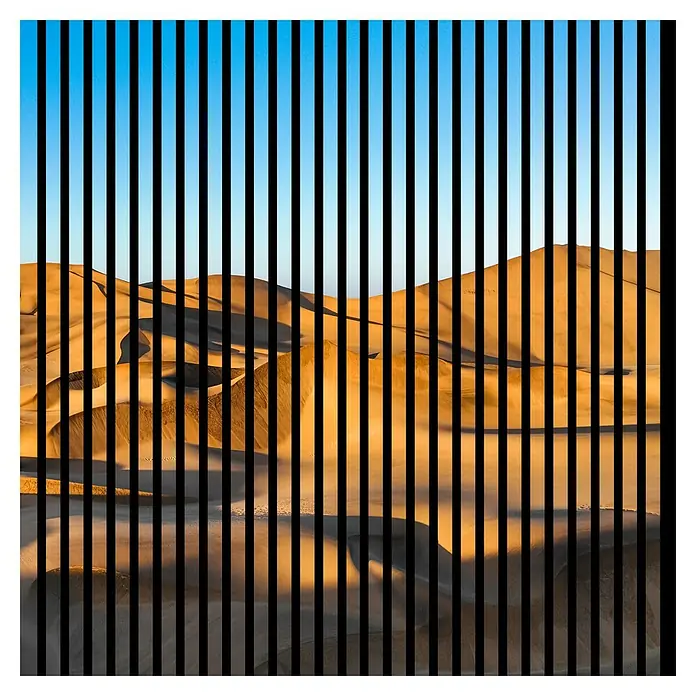 Profiles and more Akustikpaneel Dünen - 1.195 x 1.133 x 19 mm - Abstraktes Wüstenmotiv mit vertikalen schwarzen Balken, die eine faszinierende visuelle Struktur erzeugen.