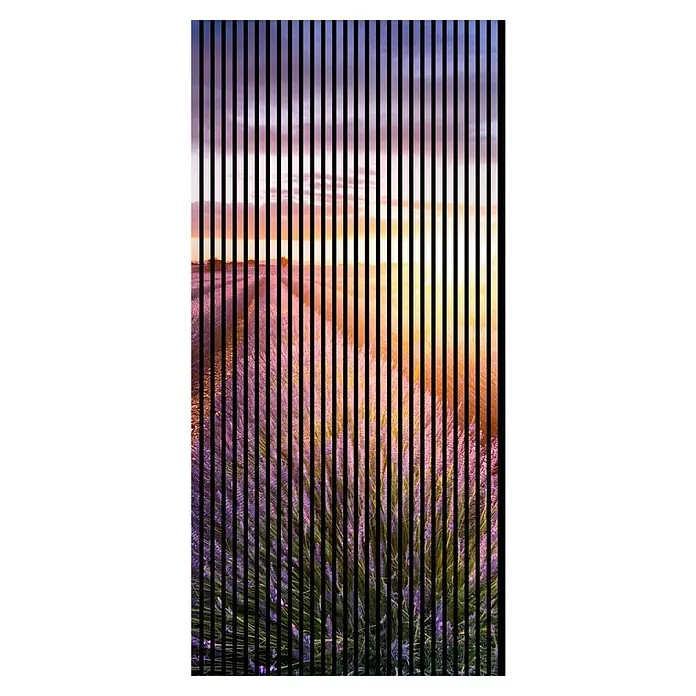 Profiles and more Akustikpaneel Lavendel - 2.400 x 1.133 x 19 mm - Eine faszinierende Darstellung eines Lavendelfeldes bei Sonnenuntergang, unterbrochen von vertikalen Linien, die Tiefe und Textur verleihen.