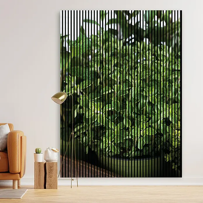 Profiles and more Akustikpaneel Oregano - 2.400 x 1.693 x 19 mm - Ein modernes Kunstwerk mit einem grünen Pflanzenmotiv, das durch vertikale Streifenmuster eine einzigartige optische Illusion erzeugt.