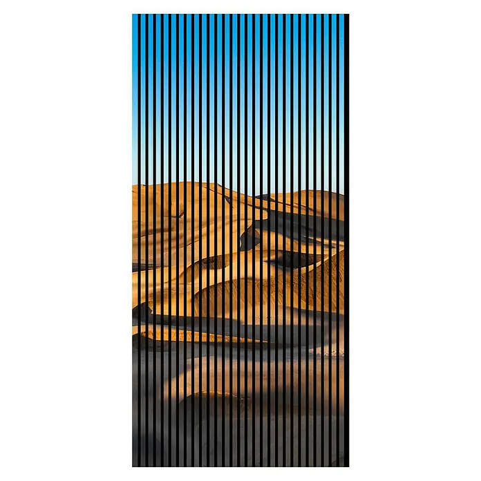 Profiles and more Akustikpaneel Dünen - 2.400 x 1.133 x 19 mm - Optische Täuschung eines Sanddünenbildes mit schwarzen vertikalen Balken, die Tiefe und Bewegung suggerieren.