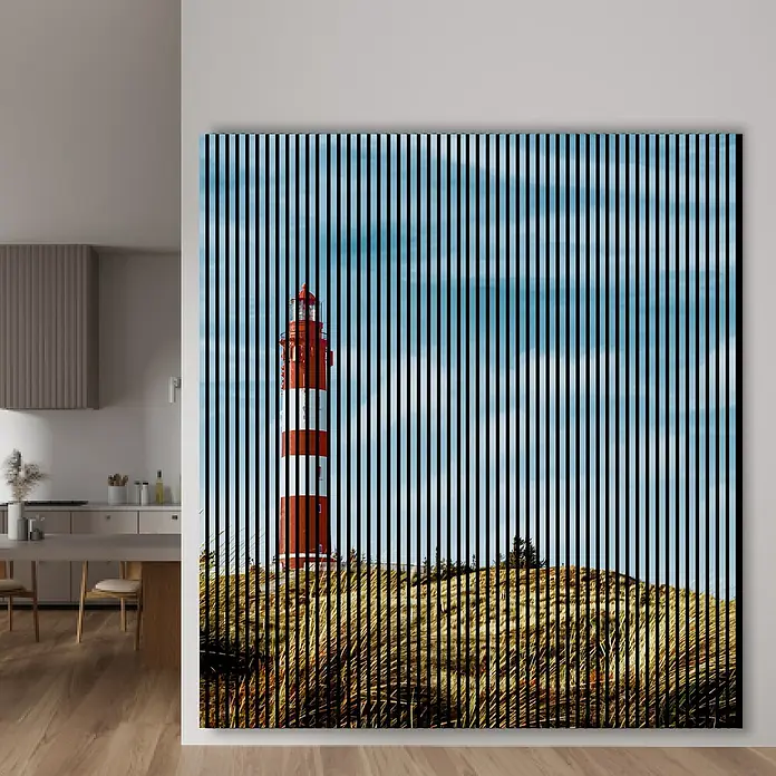 Profiles and more Akustikpaneel Leuchtturm - 2.400 x 2.253 x 19 mm - Kunstwerk mit vertikalen Streifen, das einen Leuchtturm auf einer Düne unter blauem Himmel zeigt. Das Bild ist abstrakt und farbenfroh.