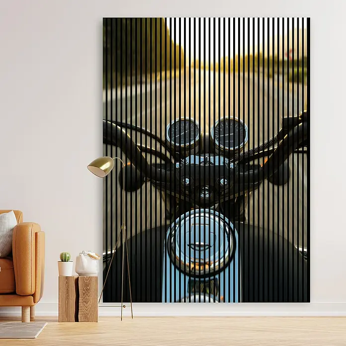 Profiles and more Akustikpaneel Motorrad - 2.400 x 1.693 x 19 mm - Ein faszinierendes Wandbild mit einer Nahaufnahme eines Motorrads, das durch vertikale Streifen einen modernen Touch erhält. Das perfekte Deko-Element!