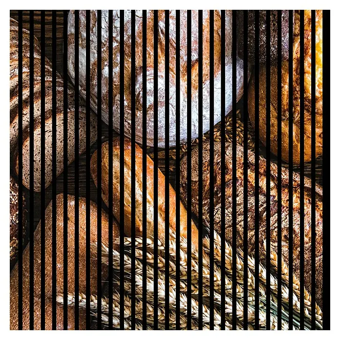 Profiles and more Akustikpaneel Brot - 1.195 x 1.133 x 19 mm - Eine Nahaufnahme von verschiedenen Brotsorten, darunter Sauerteig und Baguette, zusammen mit Weizenhalmen.