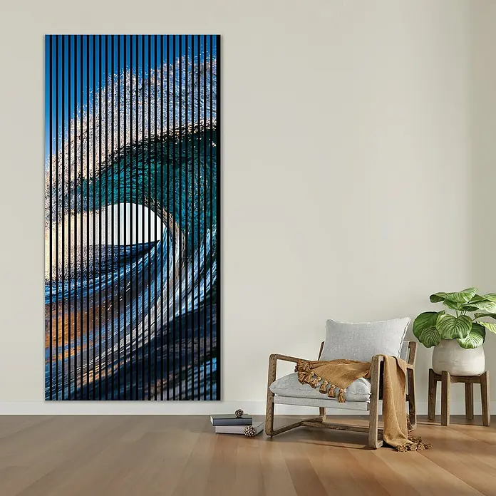 Profiles and more Akustikpaneel Welle - 2.400 x 1.133 x 19 mm - Ein vertikales Wandbild mit einem stilisierten Wellenmotiv, das eine moderne und ruhige Atmosphäre im Raum erzeugt. Das Bild ist in Schwarz und Blau gehalten.