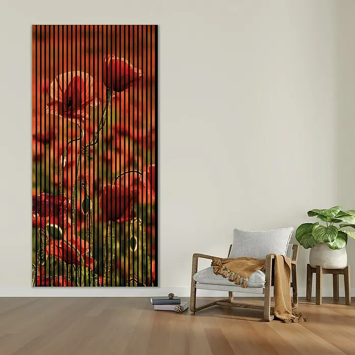 Profiles and more Akustikpaneel Mohn - 2.400 x 1.133 x 19 mm - Ein vertikales Wandpaneel mit einem vertikalen Blumenmuster, das aus roten Mohnblumen auf einem hölzernen Dielenboden besteht.