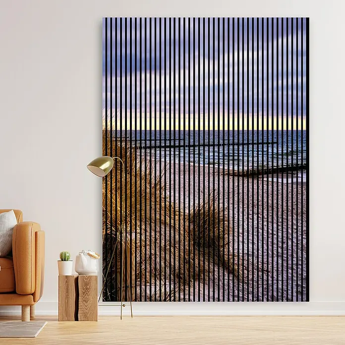 Profiles and more Akustikpaneel Ostsee - 2.400 x 1.693 x 19 mm - Ein dekoratives Wandbild mit einem Strandmotiv, das durch vertikale Streifen einen modernen Touch erhält und die Szene interessant gestaltet.