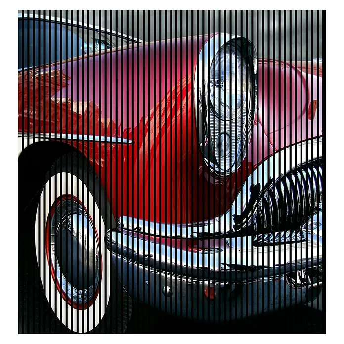 Profiles and more Akustikpaneel Oldtimer - 2.400 x 2.253 x 19 mm - Kunstvolles Bild eines roten Oldtimers mit vertikalen Streifen, das die Linien und die glänzende Karosserie hervorhebt.