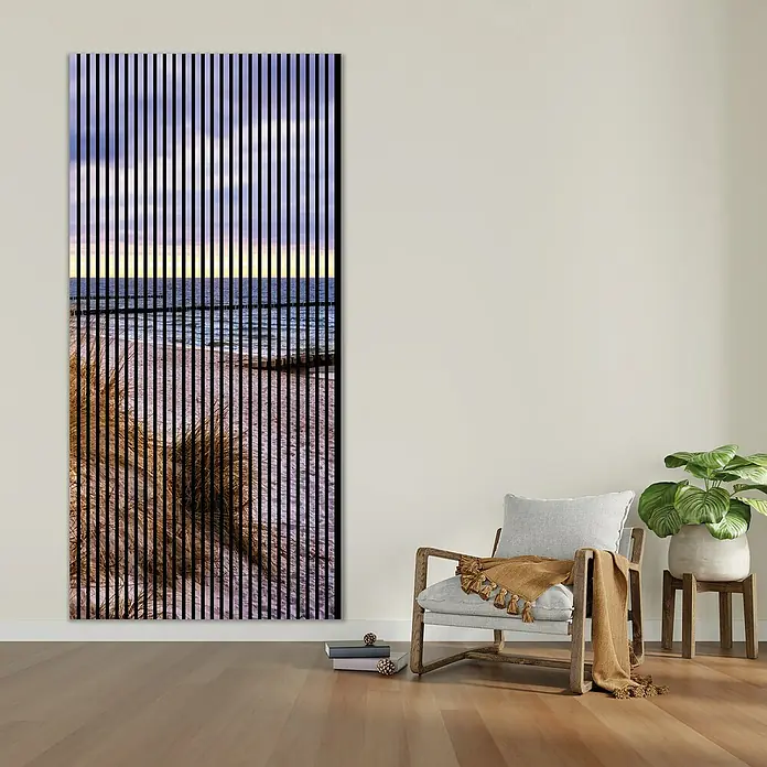 Profiles and more Akustikpaneel Ostsee - 2.400 x 1.133 x 19 mm - Das gestreifte Wandbild "Strand" mit stilvollem Sessel und Zimmerpflanze im hellen Raum sorgt für ein maritimes Flair.