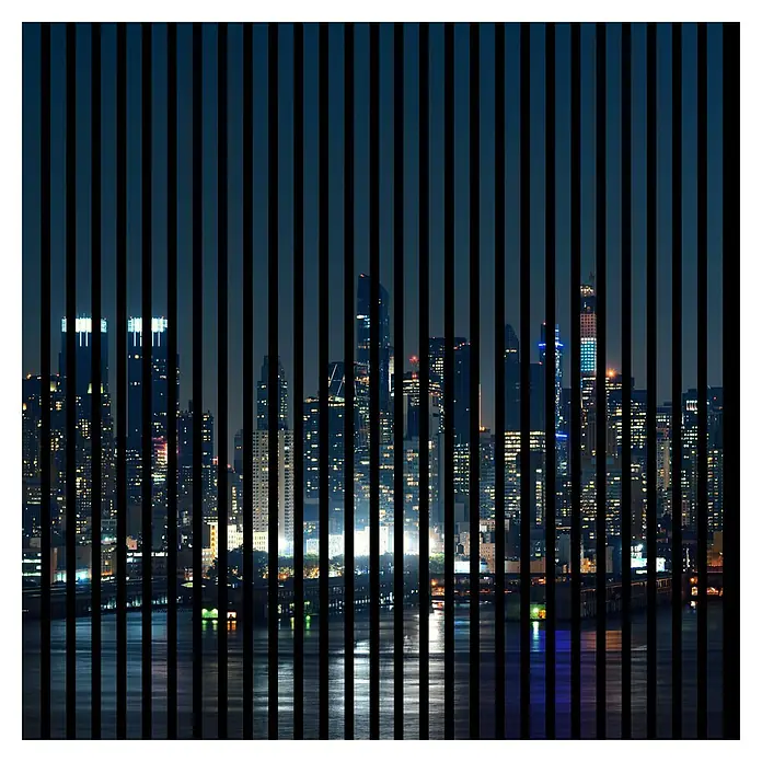 Profiles and more Akustikpaneel Manhatten - 1.195 x 1.133 x 19 mm - Skyline von New York bei Nacht mit vertikalen Balken. Stadtbild mit Lichtern und Reflexionen im Wasser.