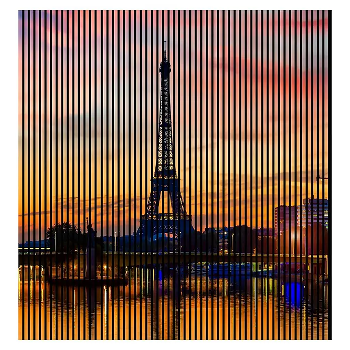 Profiles and more Akustikpaneel Paris - 2.400 x 2.253 x 19 mm - Die Silhouette des Eiffelturms bei Sonnenuntergang, unterbrochen durch vertikale schwarze Balken, verleiht dem Bild eine moderne Note.