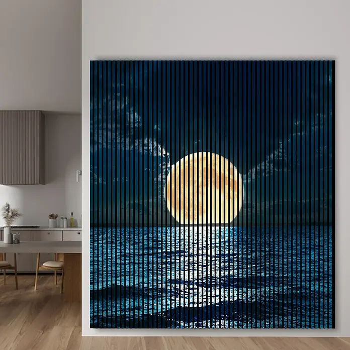 Profiles and more Akustikpaneel Meer Mond - 2.400 x 2.253 x 19 mm - Wandkunst mit einem Bild des Mondes über dem Meer, bestehend aus vertikalen Holzlatten, die ein modernes und einzigartiges Design erzeugen.