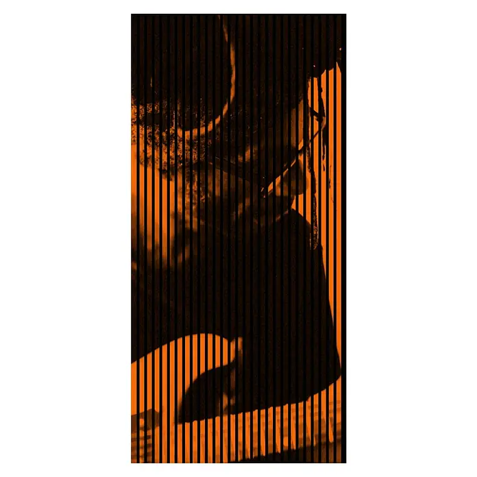 Profiles and more Akustikpaneel Gitarrist - 2.400 x 1.133 x 19 mm - Abstraktes Bild in Orange und Schwarz, vertikale Streifen überlagern eine dunkle Silhouette, wodurch ein faszinierender visueller Effekt entsteht.