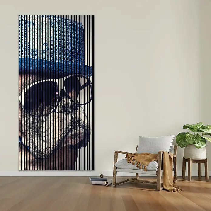 Profiles and more Akustikpaneel Discohund - 2.400 x 1.133 x 19 mm - Einzigartiges Wandbild mit einem Bulldoggenmotiv mit Hut und Sonnenbrille, das jedem Raum einen Hauch von Humor und Stil verleiht.