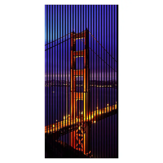 Profiles and more Akustikpaneel Golden Gate - 2.400 x 1.133 x 19 mm - Goldene-Tor-Brücke in San Francisco, kunstvoll durch vertikale Linien verfremdet, die dem Bild eine einzigartige, moderne Note verleihen.