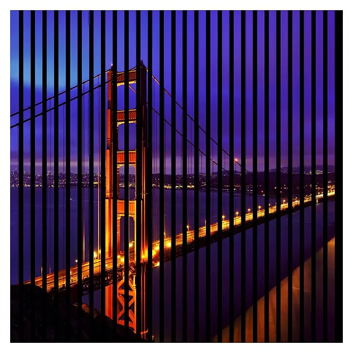Profiles and more Akustikpaneel Golden Gate - 1.195 x 1.133 x 19 mm - Die Golden Gate Bridge in San Francisco, gesehen durch vertikale schwarze Balken, die das ikonische Bauwerk teilweise verdecken.