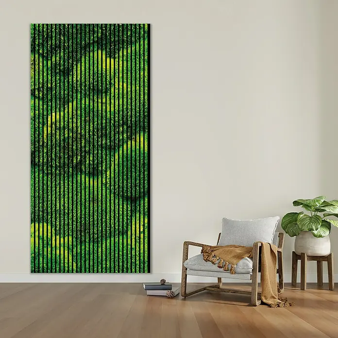 Profiles and more Akustikpaneel Moos - 2.400 x 1.133 x 19 mm - Vertikale grüne Kunstleinwand mit Waldmuster. Moderne Wanddeko für Wohnzimmer, die Natur und Stil verbindet.