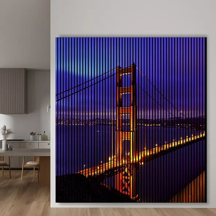 Profiles and more Akustikpaneel Golden Gate - 2.400 x 2.253 x 19 mm - Abstraktes Gemälde der Golden Gate Bridge mit vertikalen Streifen, das ein modernes Flair verleiht. Dekorative Wandkunst für stilvolle Innenräume.