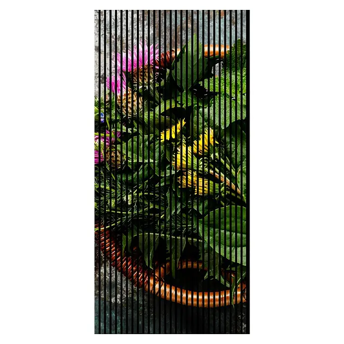 Profiles and more Akustikpaneel Blumen - 2.400 x 1.133 x 19 mm - Korb mit lebendigen Wildblumen und grünen Blättern, kunstvoll durch schwarze, vertikale Linien akzentuiert.