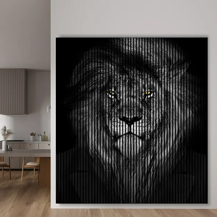 Profiles and more Akustikpaneel Löwe - 2.400 x 2.253 x 19 mm - Dieses stilvolle Kunstwerk zeigt einen Löwen im Anzug, dessen Gesicht durch vertikale Linienmuster hervorgehoben wird. Perfekt für moderne Wohnräume.
