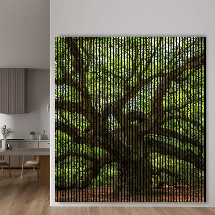 Profiles and more Akustikpaneel Baum - 2.400 x 2.253 x 19 mm - Großes, gerahmtes Kunstwerk mit einem beeindruckenden, gestreiften Baum-Motiv, das die Wand eines modernen Raumes ziert.