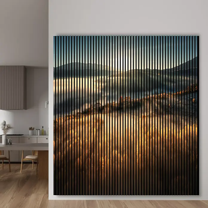 Profiles and more Akustikpaneel Sunrise - 2.400 x 2.253 x 19 mm - Wandbild mit vertikalen Streifen und Landschaftsmotiv, das eine moderne Note in den Raum bringt. Ideale Wanddekoration für Wohnzimmer und Büro.