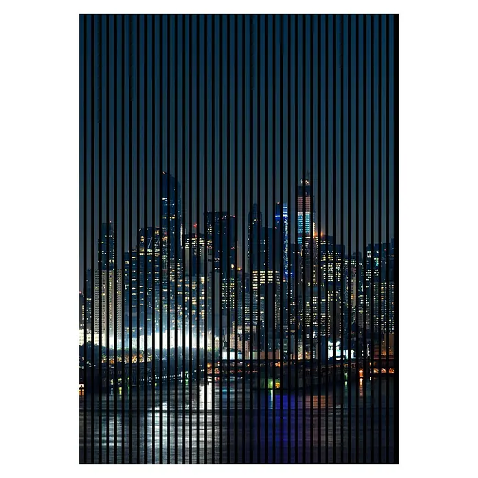 Profiles and more Akustikpaneel Manhatten - 2.400 x 1.693 x 19 mm - Stadtsilhouette bei Nacht mit vertikalen schwarzen Streifen. Die Lichter der Stadt spiegeln sich im Wasser wider.