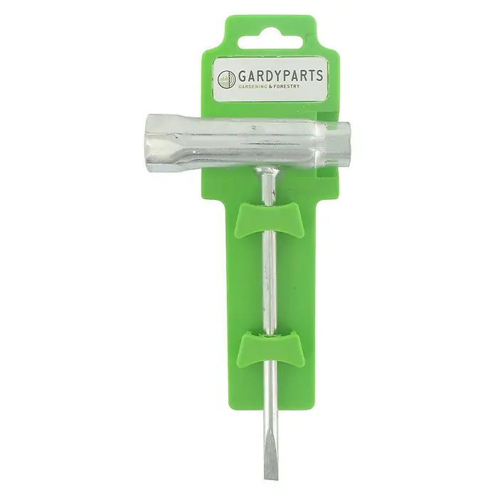 GardyParts Zündkerzenschlüssel für Rasenmäher mit Schraubendreher - Aus- und Einbau von Zünd- und Glühkerzen - Ein Gardyparts Kombischlüssel für Garten- und Forstarbeiten, verpackt in einer grünen Halterung. Das Werkzeug ist aus Metall gefertigt.