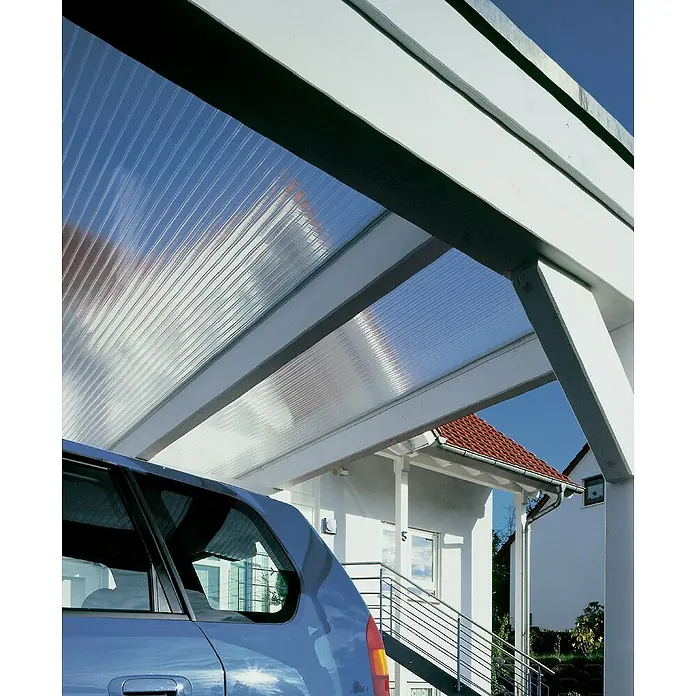 PLEXIGLAS® Acrylglas-Stegplatte proTerra - 2.000 x 980 x 16 mm, Acrylglas (PMMA), Transparent - Carport mit transparenter Überdachung und blauem Auto im Vordergrund. Schützt zuverlässig vor Witterungseinflüssen und bietet einen sicheren Stellplatz.