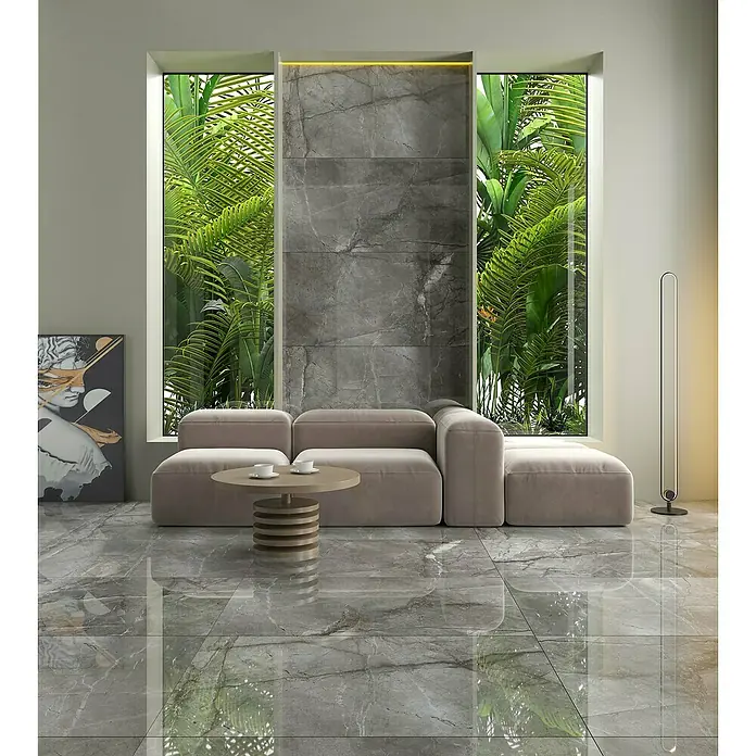 Feinsteinzeugfliese Room - 100 x 100 cm, Silber, Glänzend - Elegantes Wohnzimmer mit grauem Marmorboden, der Luxus und Stil verleiht. Das moderne Design wird durch natürliche Elemente ergänzt.