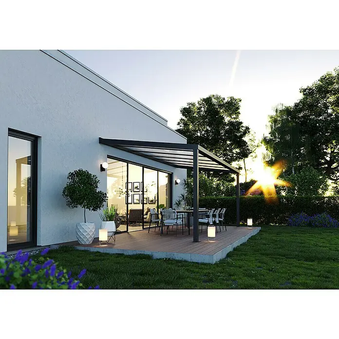 PLEXIGLAS® Acrylglas-Stegplatte Resist AAA SDP 16-64 - 4.000 x 980 x 16 mm, Acrylglas (PMMA), Weiß - Eine moderne Pergola spendet Schatten über einer Terrasse mit Esstisch und Gartenmöbeln an einem sonnigen Tag.