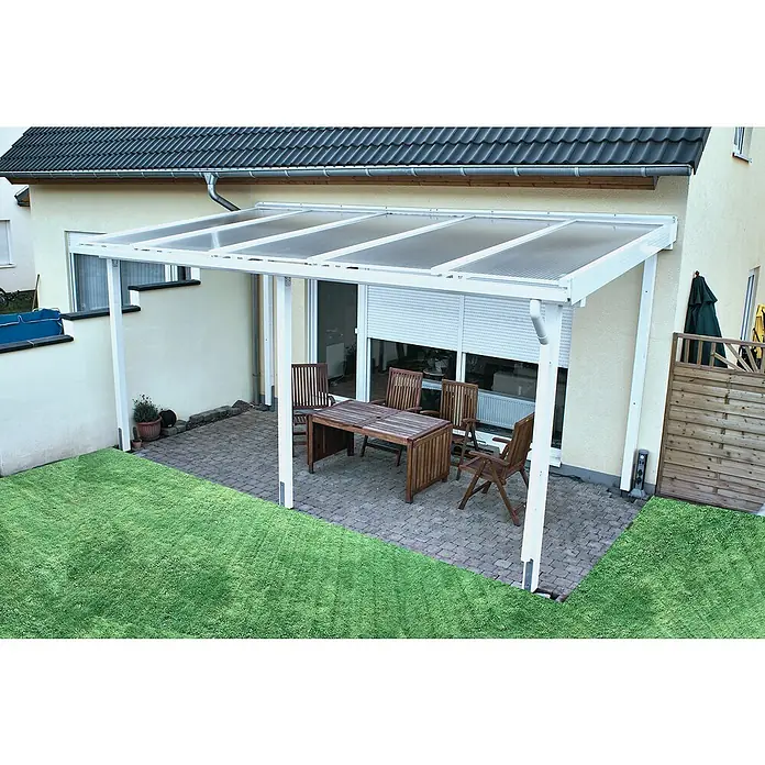 PLEXIGLAS® Acrylglas-Stegplatte proTerra - 2.500 x 980 x 16 mm, Acrylglas (PMMA), Transparent - Überdachter Terrassenbereich mit Tisch und Stühlen.