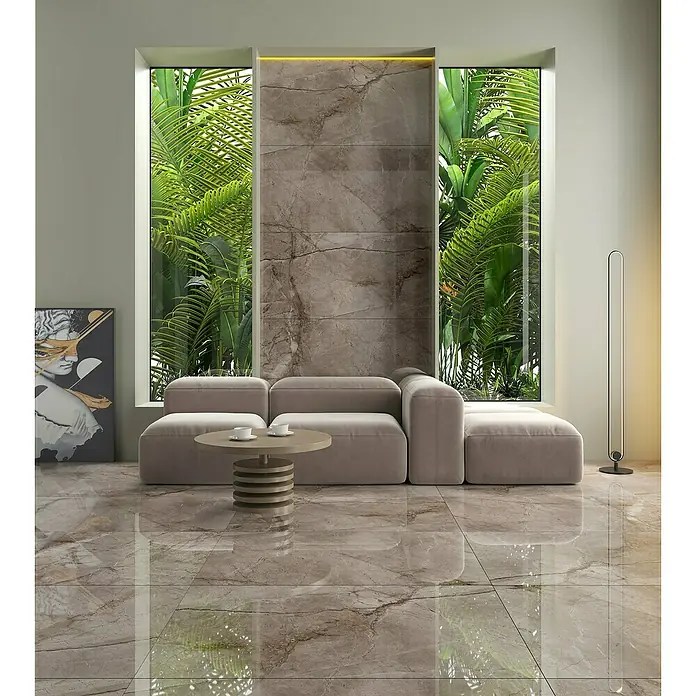 Feinsteinzeugfliese Room - 100 x 100 cm, Ash, Glänzend - Elegantes Wohnzimmer mit beigem Sofa, modernem Couchtisch und glänzendem Marmorboden, der eine luxuriöse Atmosphäre schafft.