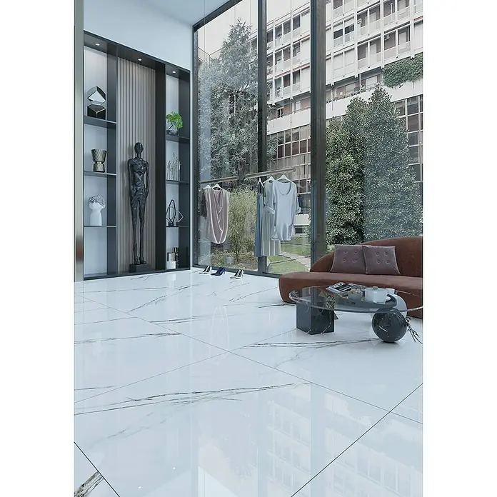 Feinsteinzeugfliese Freedom - 100 x 100 cm, Weiß, Glänzend - Ein modernes Interieur mit glänzenden, weißen Marmorfliesen, das Eleganz und Weite vermittelt. Die Fliesen schaffen eine luxuriöse und helle Atmosphäre.