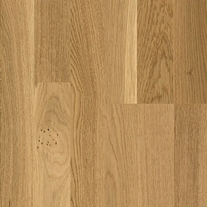 Parador Parkett Basic 11.5 - Eiche Rustikal matt lackiert, Schiffsboden, 1.080 x 185 x 11,5 mm - Nahaufnahme von Parkettboden aus hellem Holz mit einzigartigen Maserungen und Astlöchern, die dem Boden Charakter verleihen.