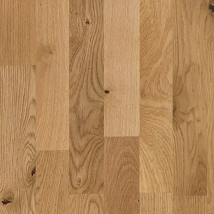Parador Parkett Basic 11.5 - Eiche Rustikal matt lackiert, Schiffsboden, 1.080 x 185 x 11,5 mm - Nahaufnahme von Parkettboden aus hellem Holz mit einzigartigen Maserungen und Astlöchern, die dem Boden Charakter verleihen.