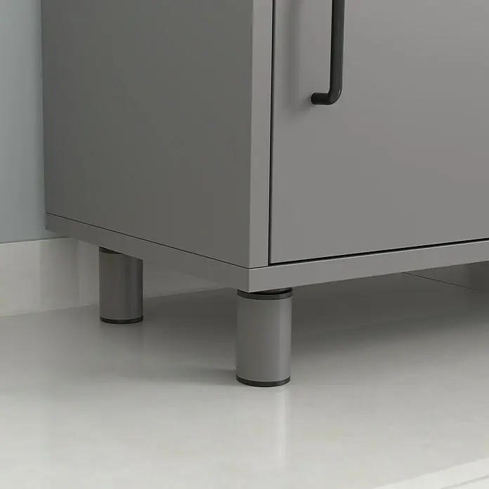Rei Pata para muebles 973 - Aluminio, Aluminio, Ø x L: 5 x 10 cm - Primer plano de un armario gris con patas cilíndricas y un elegante tirador negro, que muestra un diseño de mueble moderno.
