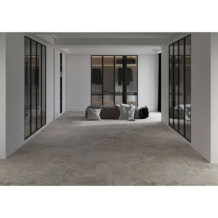 Feinsteinzeugfliese Camarque - 100 x 100 cm, Grau, Matt - Ein luxuriöser begehbarer Kleiderschrank mit grauen Bodenfliesen, eleganten weißen Schränken und schwarzen Akzenten für einen stilvollen Look.