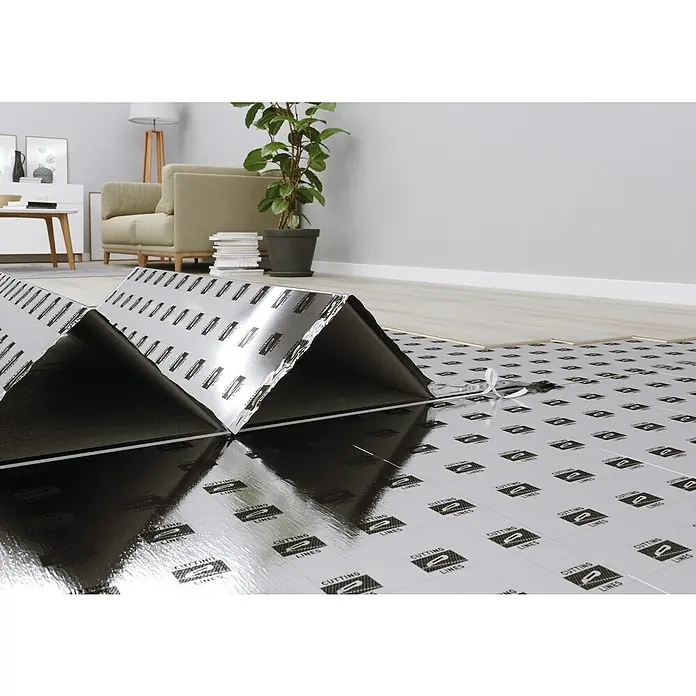 Dämmunterlage XPS Smart Aquastop6 m², Stärke: 2,2 mm - Auf dem Bild sind Dämmplatten mit einer reflektierenden Oberfläche und einem Rastermuster zu sehen, die auf einem Boden ausgelegt sind. Die Platten dienen zur Wärmeisolierung.