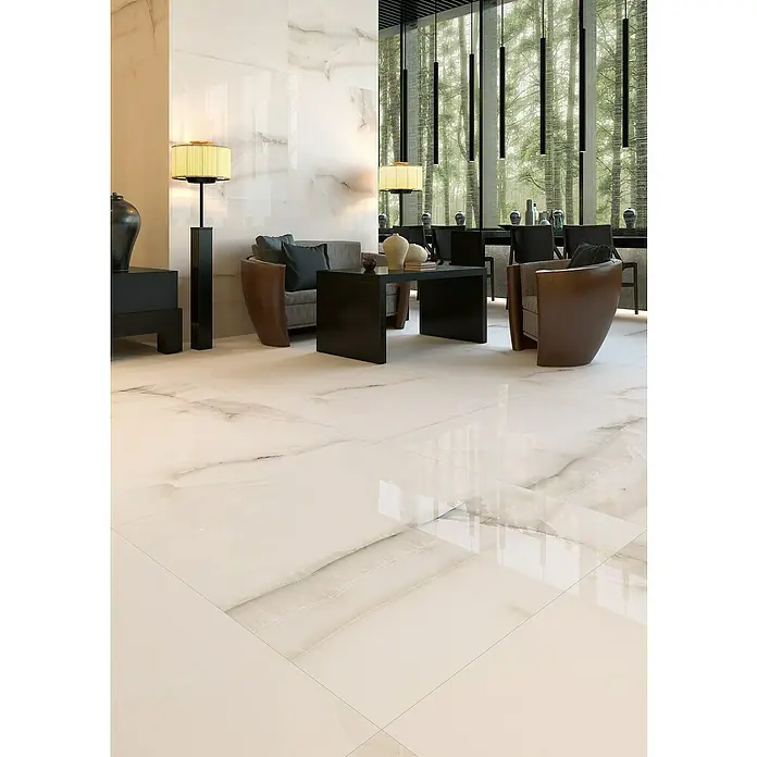 Feinsteinzeugfliese Mirage - 100 x 100 cm, Bone, Glänzend - Elegante Onyx-Marmorfliesen erstrahlen in einem modernen Wohnbereich mit stilvollen Möbeln und sanfter Beleuchtung. Die glänzende Oberfläche reflektiert das Licht.