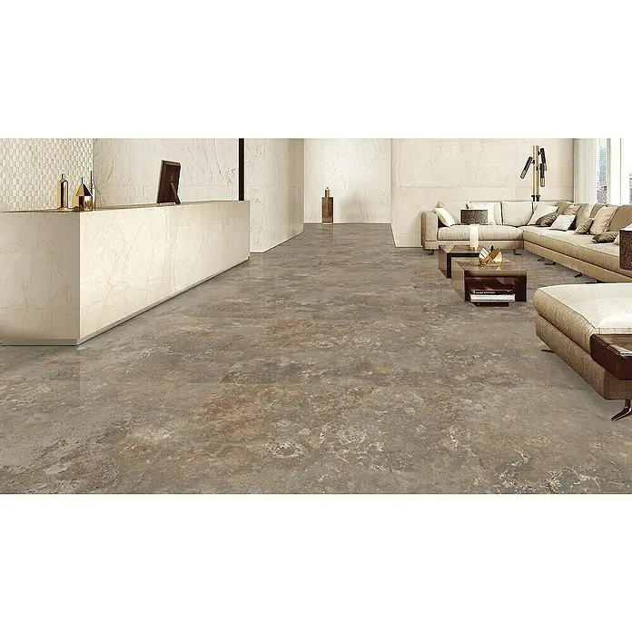 Feinsteinzeugfliese Camarque - 100 x 100 cm, Marron, Matt - Innenaufnahme mit modernem Bodenbelag in Marmoroptik, der dem Raum Eleganz verleiht und sich nahtlos in das helle Interieur einfügt.