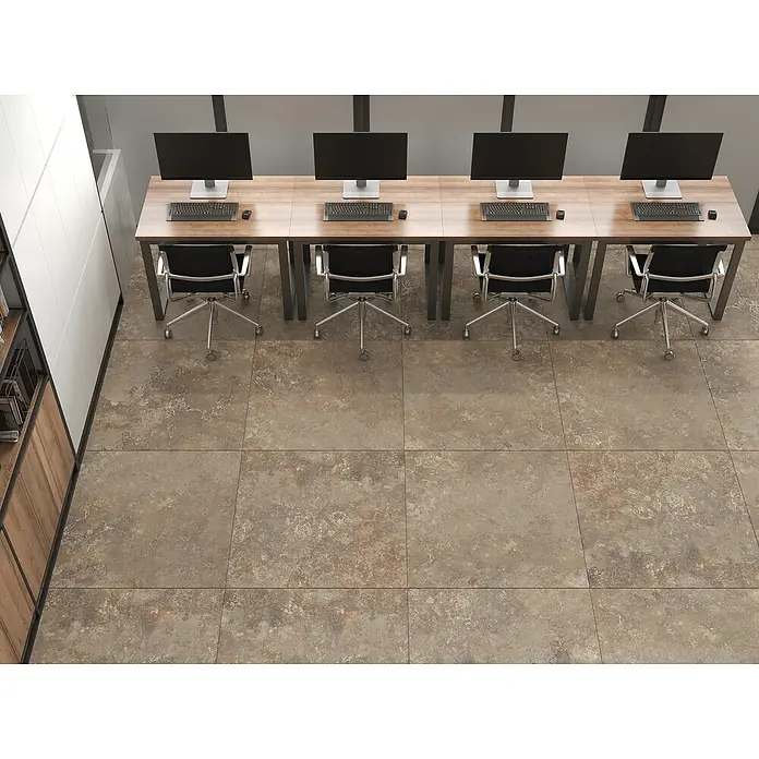 Feinsteinzeugfliese Camarque - 100 x 100 cm, Marron, Matt - Ansicht eines Büros mit Computern und Bürostühlen auf einem gefliesten Boden, der eine moderne und praktische Arbeitsumgebung zeigt.